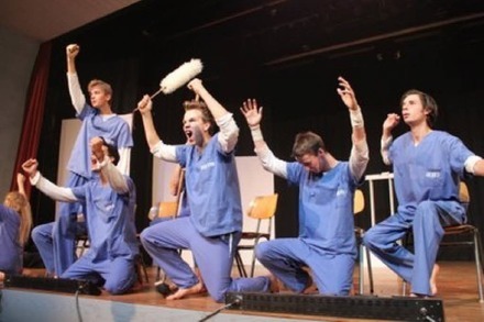 Verrücktes Theater: Waldorfschüler spielen "Einer flog über das Kuckucksnest"