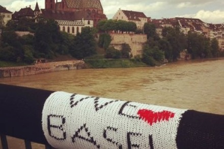 Basel: Flauschige Streetart auf der Wettsteinbrücke