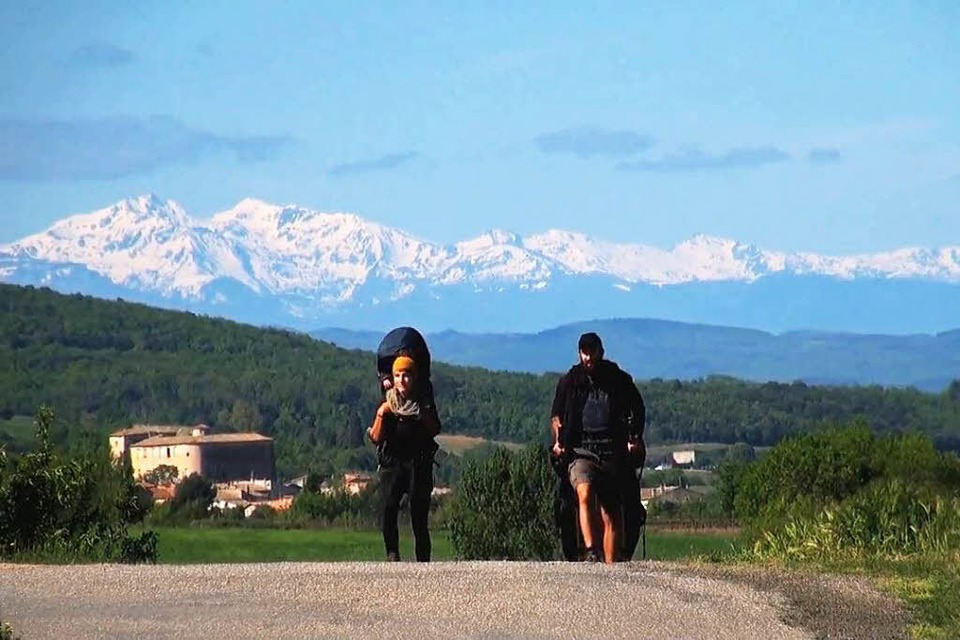 Hinter ihnen die Pyrenäen, vor ihnen der Schwarzwald: Gwen, Patrick und Söhnchen Bruno sind so gut wie daheim. (Foto: Gwen Weisser & Patrick Allgaier)