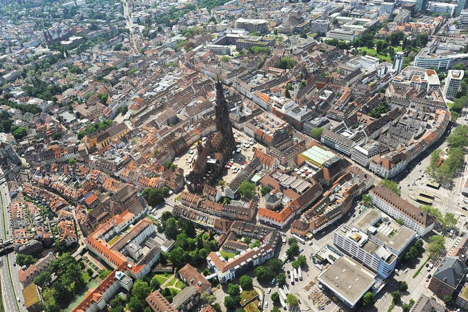 So sieht die Altstadt Freiburgs vom Hubschrauber aus. (Foto: Archivbild: Rita Eggstein)