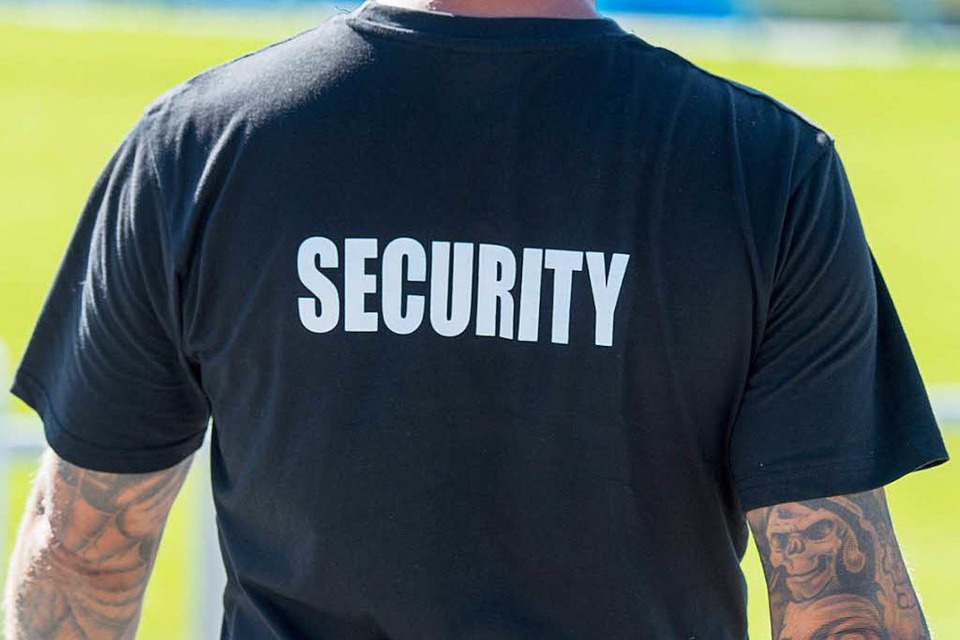 Ein Helfer eines Sicherheitsdienstes (Symbolbild) (Foto: dpa)