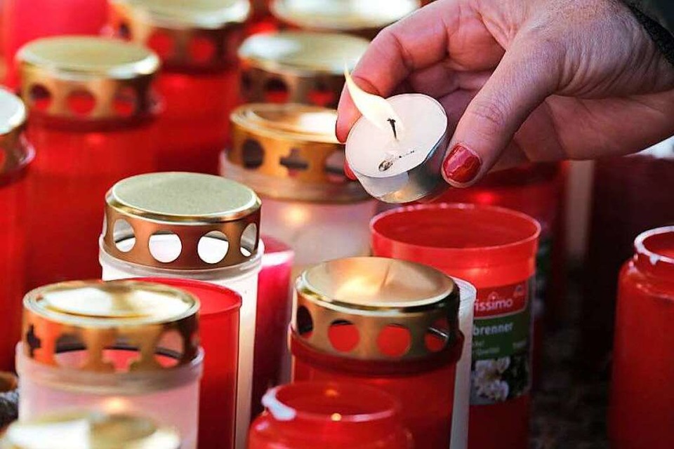 Kerzen und Schweigen: SC-Fans erinnern an die getötete Studentin. (Foto: Miroslav Dakov)