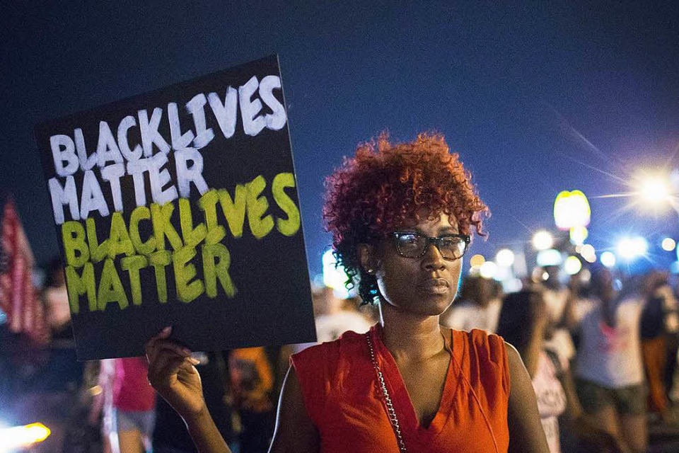 Demonstranten erinnern in Ferguson an den gewaltsamen Tod des unbewaffneten Teenagers Michael Brown im August 2014. (Foto: AFP)