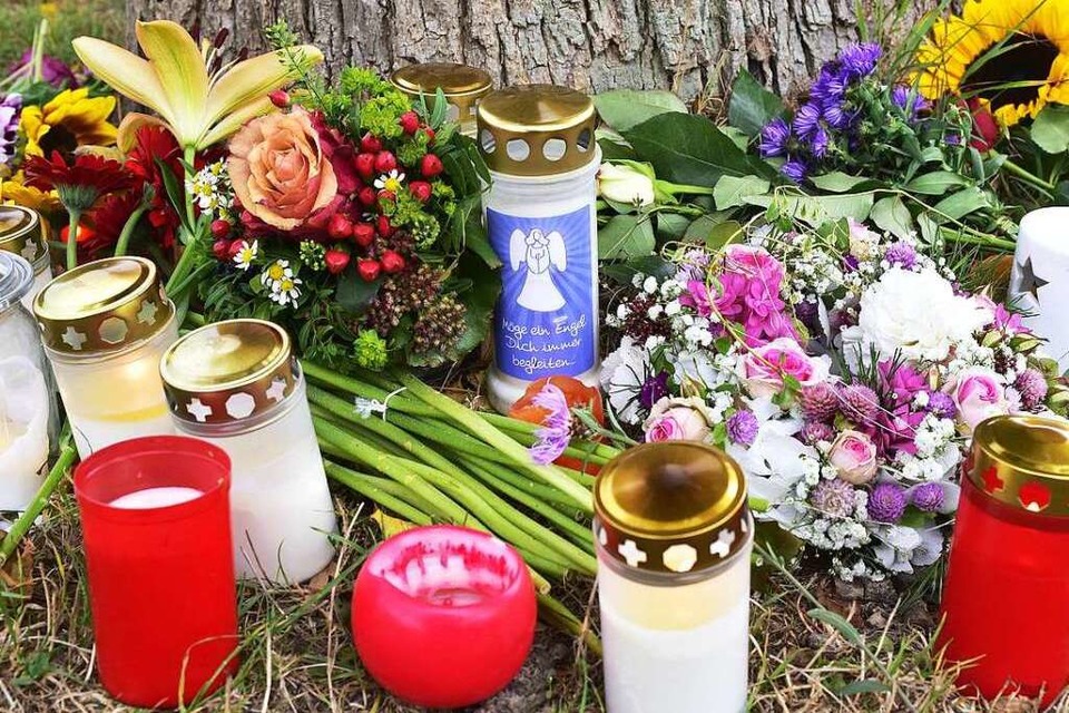 Unweit des Fundorts von Maria L. hatten Passanten kurz nach ihrem Tod Blumen niedergelegt und Kerzen aufgestellt. (Foto: Thomas Kunz)