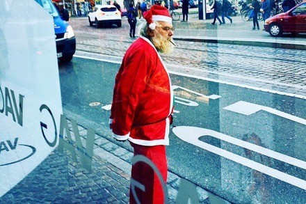 Mit diesem rauchenden Nikolaus auf dem Weg zur Arbeit stimmt etwas nicht