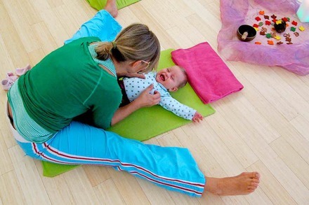 Am Dienstagmorgen gibt&#8217;s im Mütterzentrum Klara Yoga für Eltern und ihre Babys