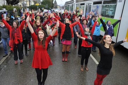 Tanz-Flash-Mob in Freiburg am Valentinstag gegen die Gewalt an Frauen