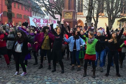 One Billion Rising: Frauen und Männer tanzen auf dem Rathausplatz gegen die Gewalt an Frauen