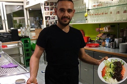 Wie der Flüchtling Saleh als Koch in der Freiburger Fußballschule dem Wohnheim-Alltag entgeht
