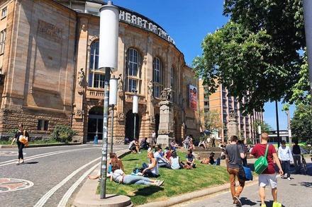 Sonnenbaden statt Urban Gardening vor dem Stadttheater