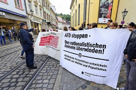 Lautstarker Protest gegen AfD-Jugendaktion vor dem Landgericht