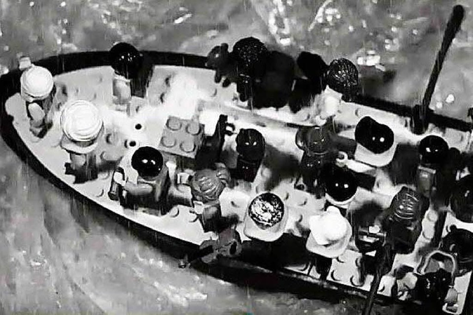 Eine Szene aus dem Legofilm &amp;#8222;Selim&amp;#8220; zeigt wie der Protagonist im vollen Boot über das Meer fährt. (Foto: Screenshot youtube)