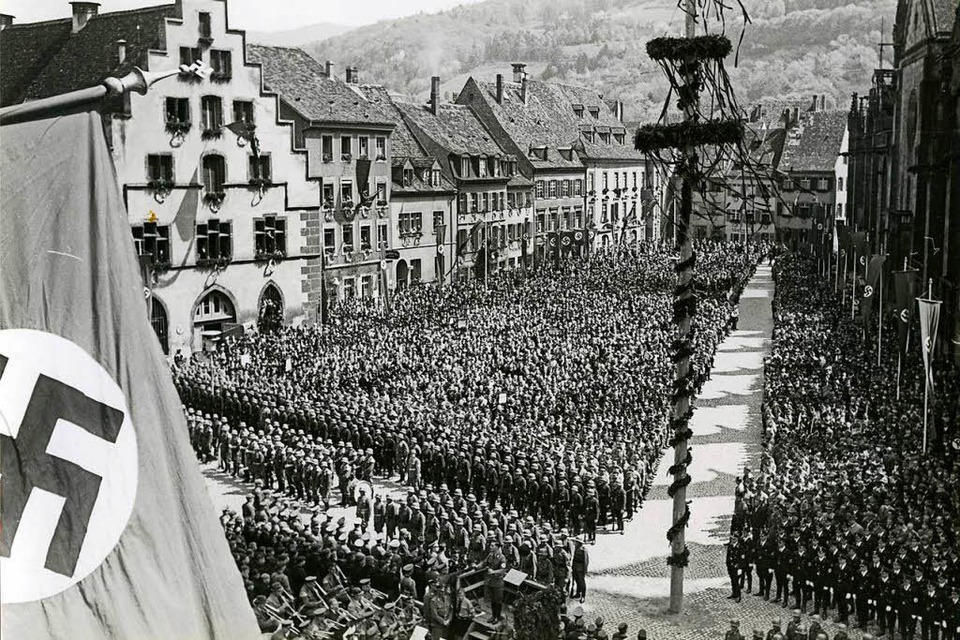 Ein nationalsotialistischer Aufmarsch am 1. Mai 1939 auf dem Münsterplatz (Foto: Stadtarchiv Freiburg)