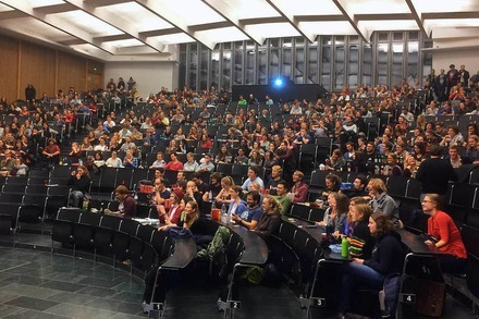 Der 25-jährige Autist Julian sprach vor 1000 Zuhörern im Audimax der Uni Freiburg