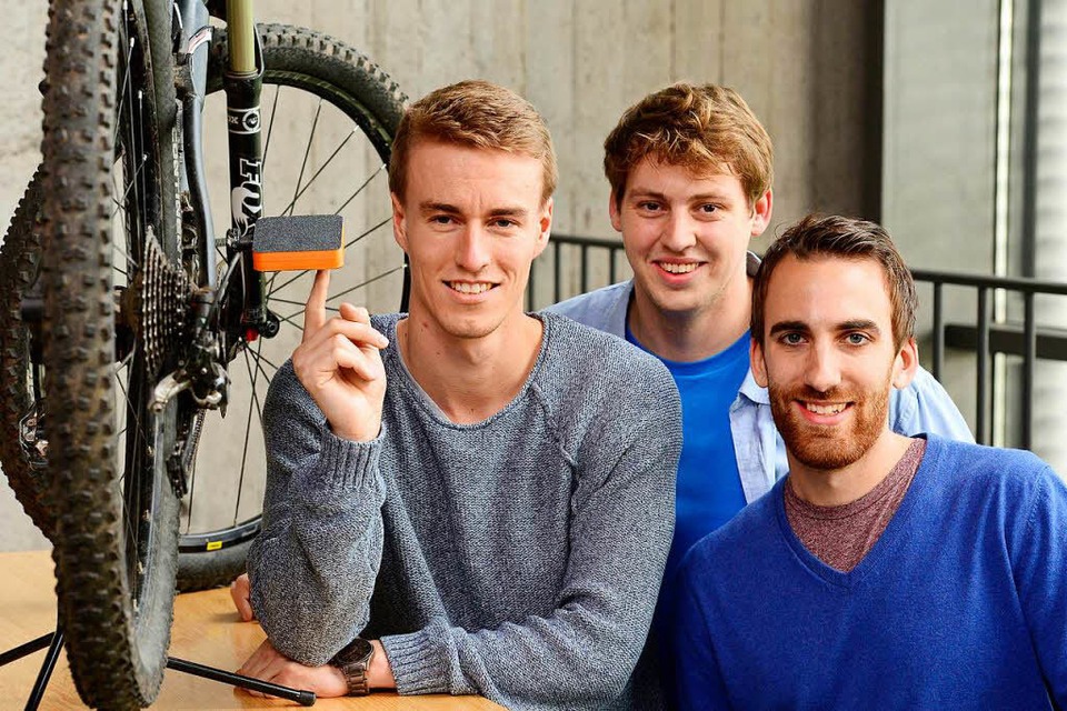 Konstantin Hoffmann, Dominik Leclerc und David Stork (von links) mit einem Prototypen des Smartfaraday-Pedals (Foto: Ingo Schneider)