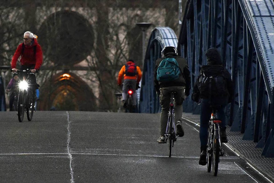 Wer vorschriftsgemäß auf dem Rad unterwegs sein möchte, braucht vorne und hinten ein Licht. (Foto: Michael Bamberger)