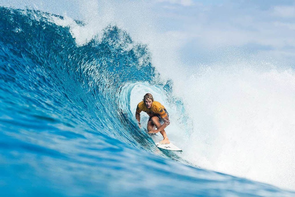 Eine Surferin in Aktion. (Foto: dpa)