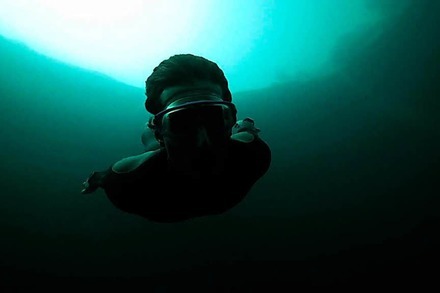 Im Wochenend-Kurzfilm springt ein Freitaucher in ein riesiges schwarzes Unterwasserloch