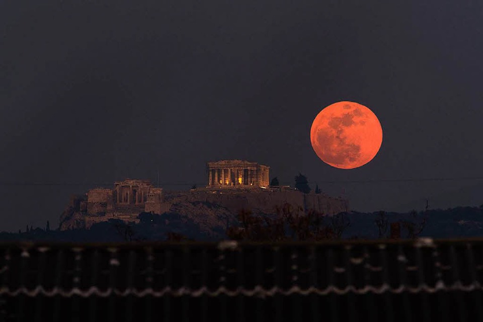 Der Supermond über Athen, Griechenland. (Foto: dpa)