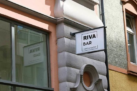Die Riva Bar hat jetzt unter der Woche geöffnet und macht unter anderem eine Schlager-Nacht