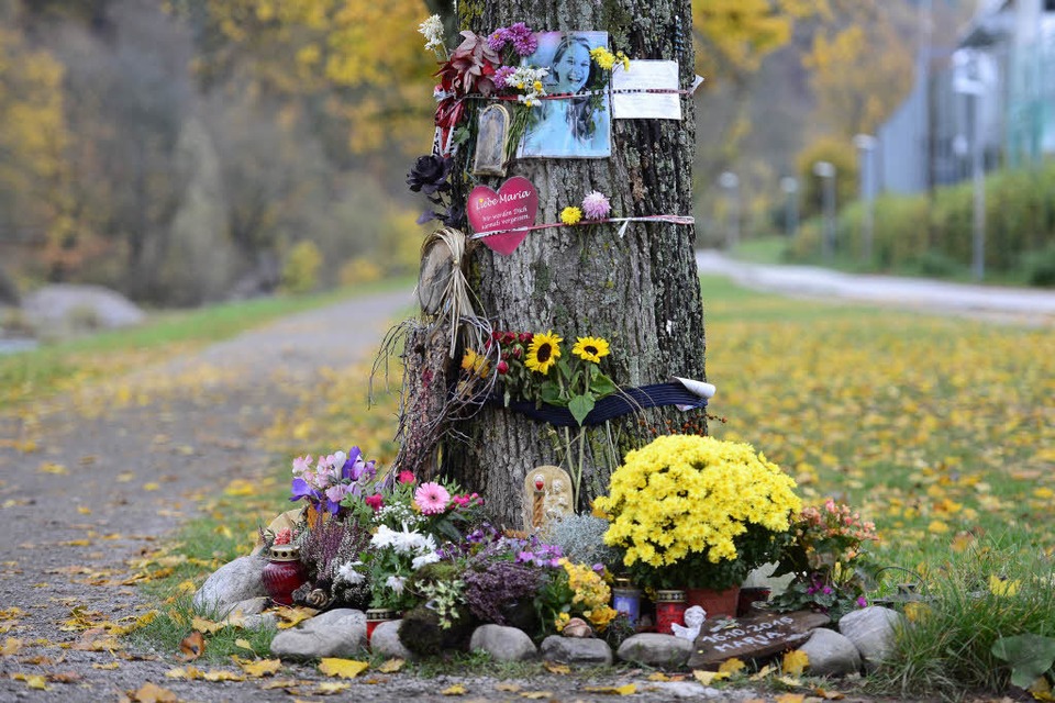 Die 19-Jährige Maria Ladenburger  wurde im Oktober 2016 Opfer eines Sexualverbrechens. Am Tatort an der Dreisam dient ein Baum als Gedenkort an die Studentin. (Foto: Ingo Schneider)