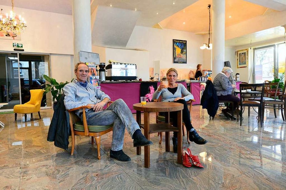 Josef Kleine-König  betreibt das Dreikönigs-Café in der Wiehre, unter anderem mit der Unterstützung von Beate Froemer. (Foto: Ingo Schneider)
