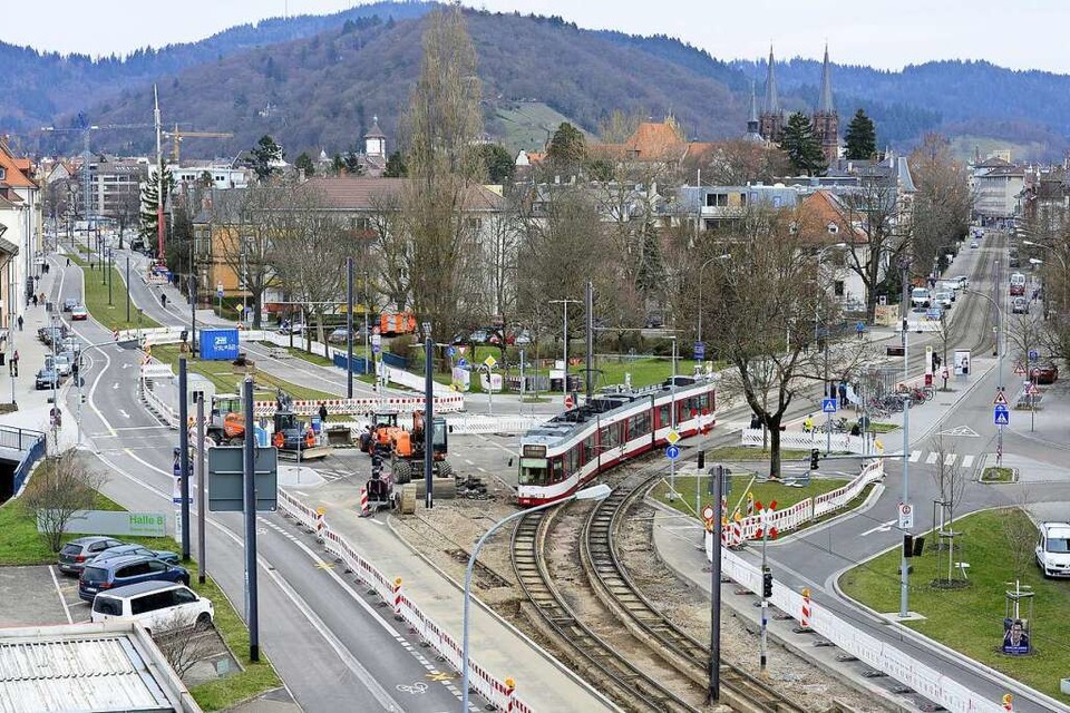 An der Kreuzung Basler-/Kronenstraße stellt die VAG den Schienen-anschluss für die Rottecklinie her. (Foto: Ingo Schneider)