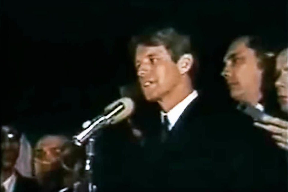 Robert Kennedy überbringt den Zuhörern in der Stadt Indianapolis die Nachricht von Martin Luther Kings Ermordung. (Foto: Youtube)