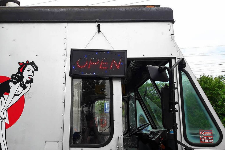 Six-O-Eight-Burger werden aus einem alten UPS-Truck heraus serviert. (Foto: Andrea Schiffner)