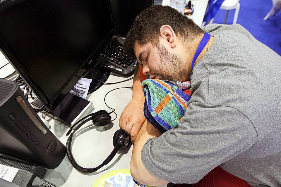 Das Ende der meisten LAN-Partys: Irgendwann macht man schlapp. (Foto: dpa, usage Germany only, Verwendung nur in Deutschland)