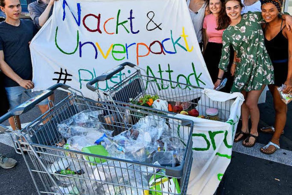 Die Aktion der Grünen Jugend  gegen Plastikmüll beim Discounter  Aldi  in den Westarkaden. (Foto: Michael Bamberger)