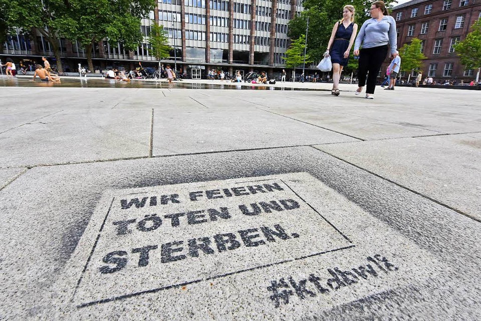 Mit Schablonen haben Unbekannte ihre politische Botschaft auf den neuen Steinplatten des Platzes der Alten Synagoge hinterlassen. (Foto: Bamberger)