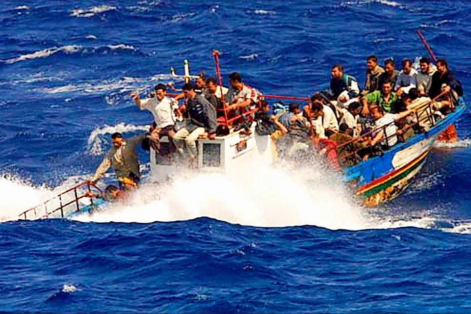 Geflohene Menschen auf einem Schiff im Mittelmeer (Foto:  DPA Deutsche Presse-Agentur GmbH)