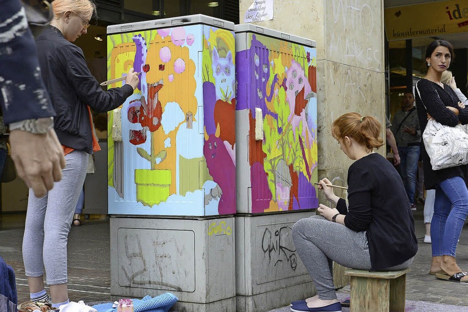 Die Kunststudentinnen Wencke Schaper (links) und Jessica Baumgartner bemalen einen Stromkasten der VAG in der Kaiser-Joseph-Straße. (Foto: Ingo schneider)