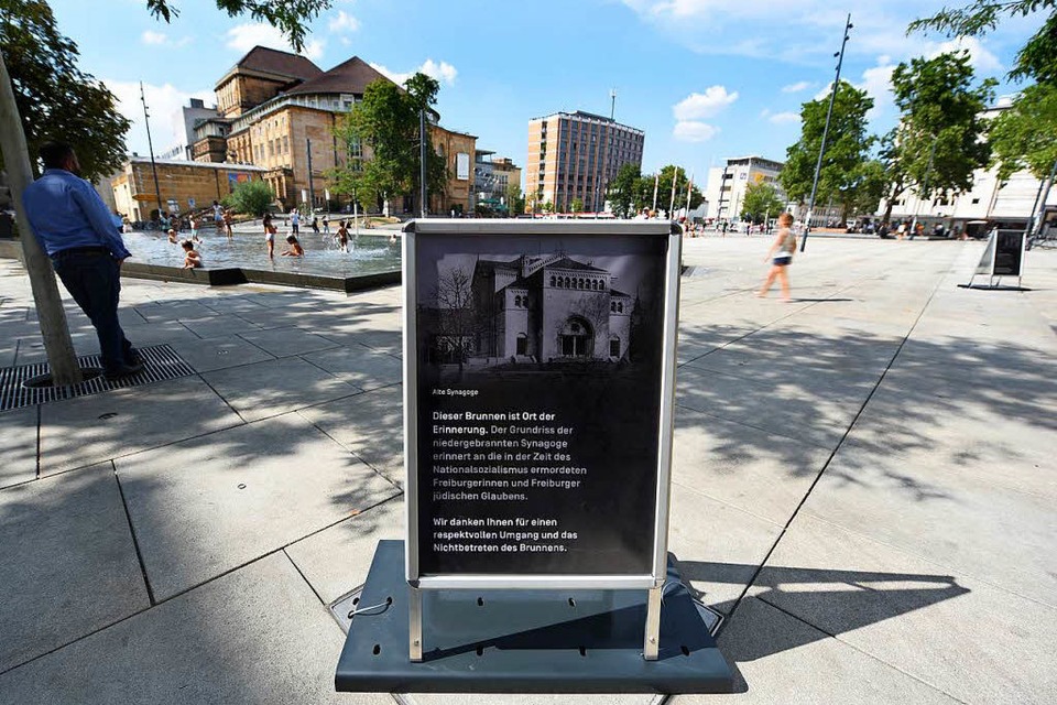 Eine der drei neuen Hinweistafeln am Gedenkbrunnen (Foto: Rita Eggstein)