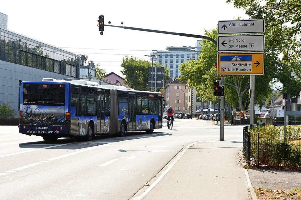 Der 36-Bus biegt regelmäßig von der Geradeausspur der Elsässer Straße nach rechts in die Berliner Allee ein, um in die Tramhaltestelle einzufahren. Für Radler kann das zu brenzligen Situationen führen. (Foto: Rita Eggstein)