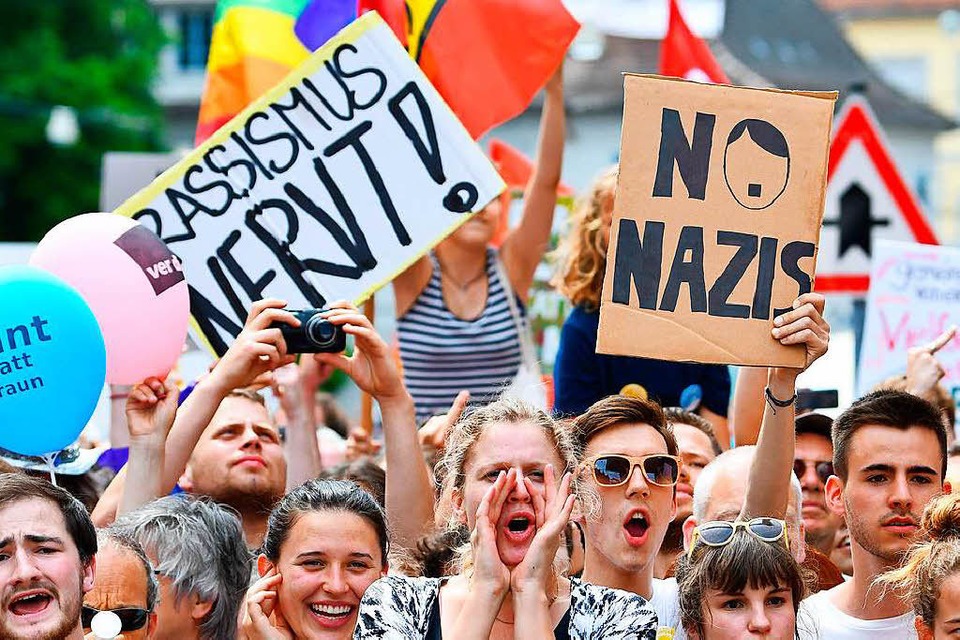Teilnehmerinnen und Teilnehmer einer Demonstration in Karlsruhe im Juni 2017 (Archivbild). Für Freitag haben Aktivisten in Freiburg zu einer Demonstration aufgerufen. (Foto: dpa)