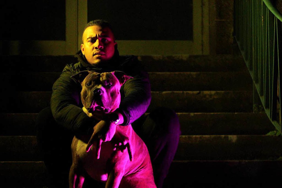 Ein Mann und sein Hund: EazyOno posiert mit  Shadow. (Foto: Promo)