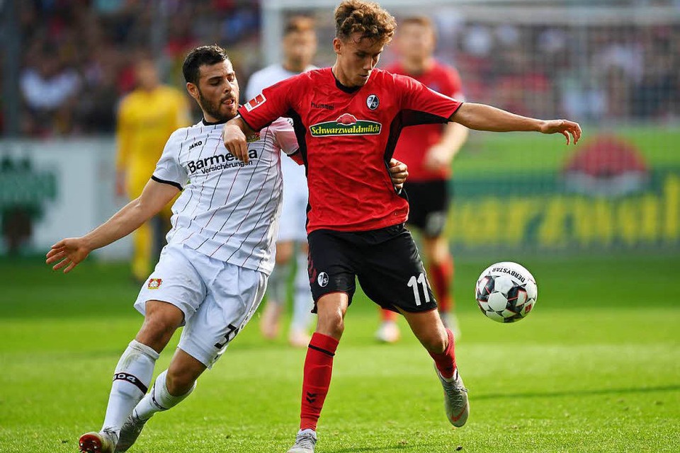 Kevin Volland (links) von Bayer Leverkusen und Luca Waldschmidt vom SC-Freiburg kämpfen um den Ball. (Foto: dpa)
