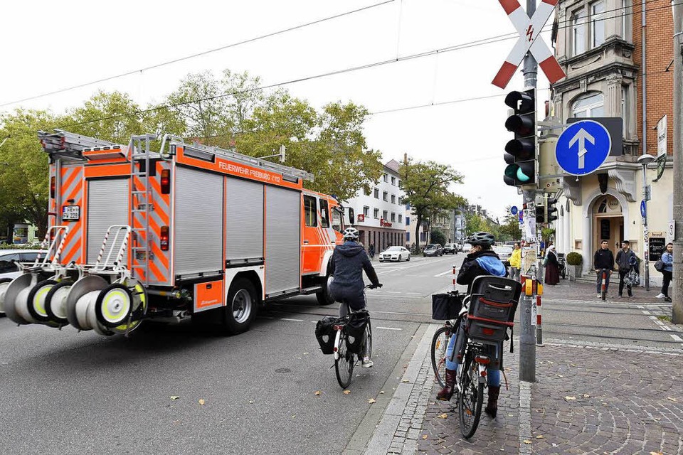 Die Feuerwehr kann über die Kreuzung brettern &amp;#8211; alle außer den Rettern haben Rot. (Foto: Thomas Kunz)