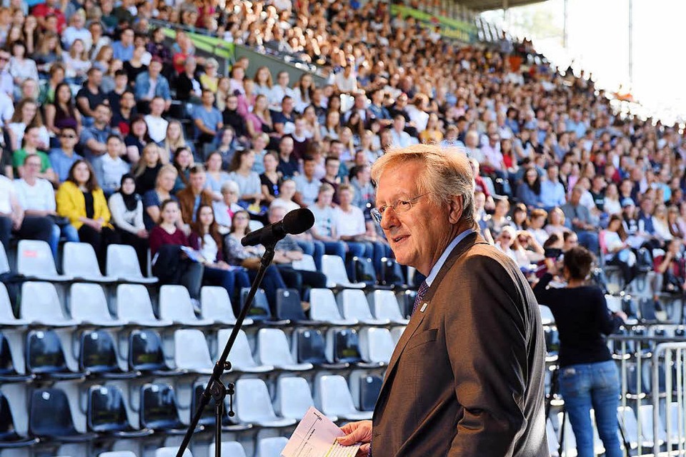 Uni-Rektor Hans-Jochen Schiewer begrüßt  im Schwarzwaldstadion Erstsemester. (Foto: Rita Eggstein)