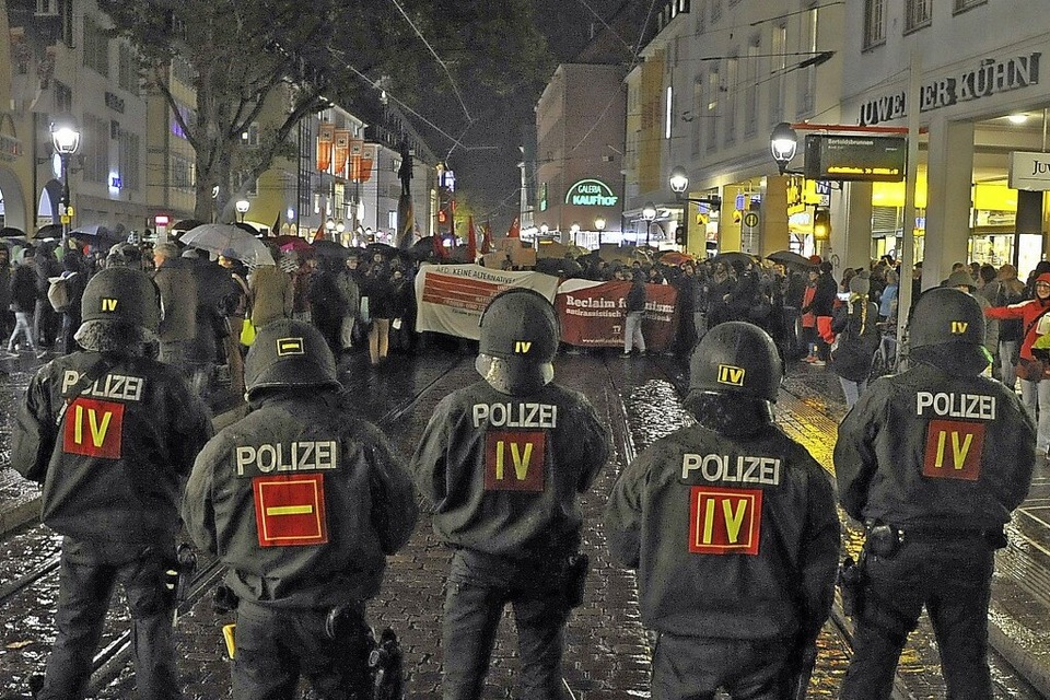 Polizisten und Demonstranten standen sich am Montagabend in Freiburg gegenüber. (Foto: Michael Bamberger)