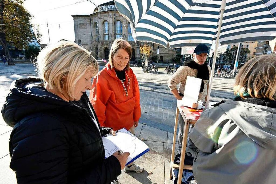 Auf dem Platz der Alten Synagoge sammelten Aktivisten Unterschriften für das Bürgerbegehren. (Foto: Michael Bamberger)