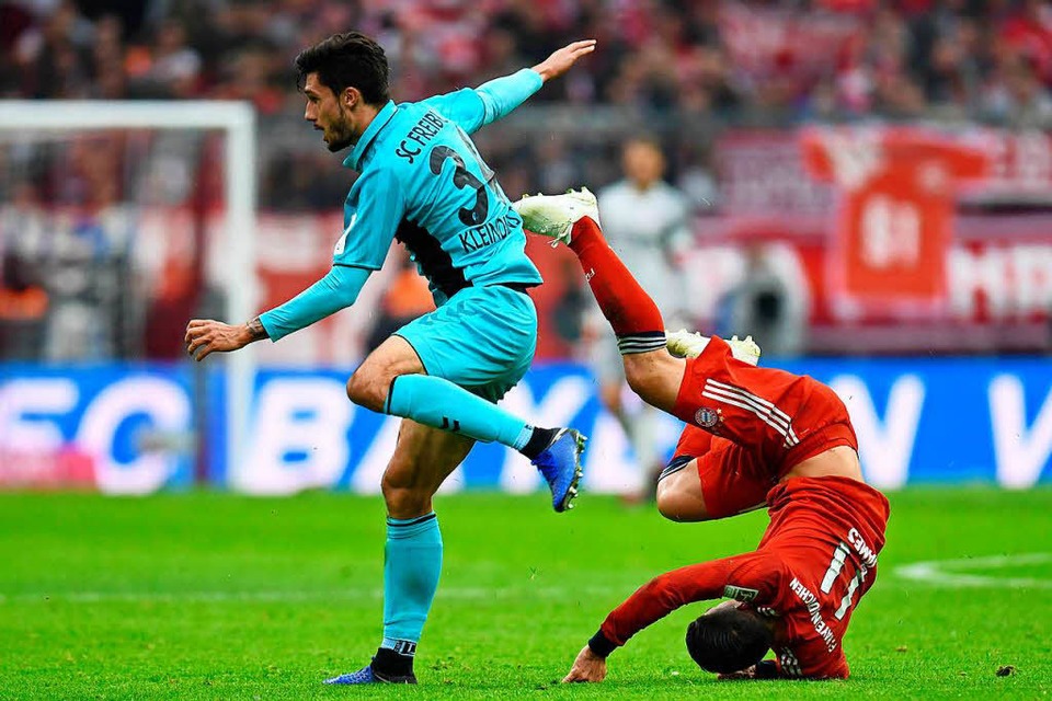 Bayern Münchens James Rodriguez (rechts) fällt im Zweikampf mit Freiburgs Tim Kleindienst. (Foto: AFP)