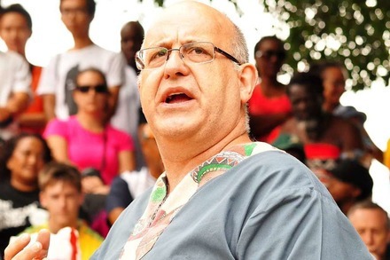 Gebürtiger Kenianer hält Vortrag über AIDS am UWC Robert Bosch College