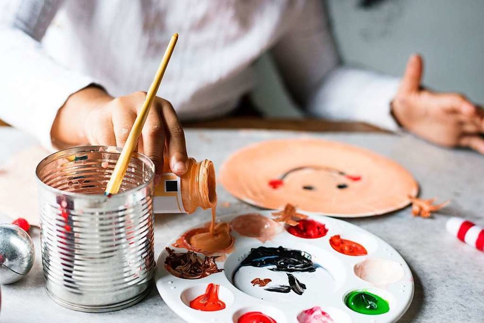 Wenn es draußen regnet und kalt ist, ist malen eine gute Option für Kinder. (Foto: Rawpixel/Unsplash)