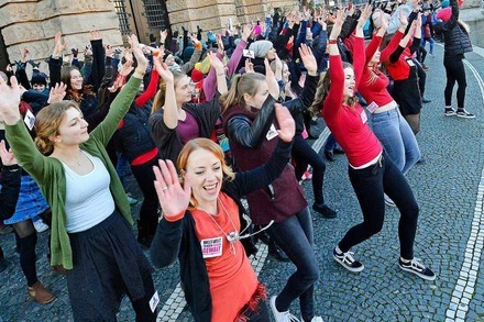 Am Valentinstag tanzen Männer und Frauen in Freiburg gegen Gewalt an Frauen