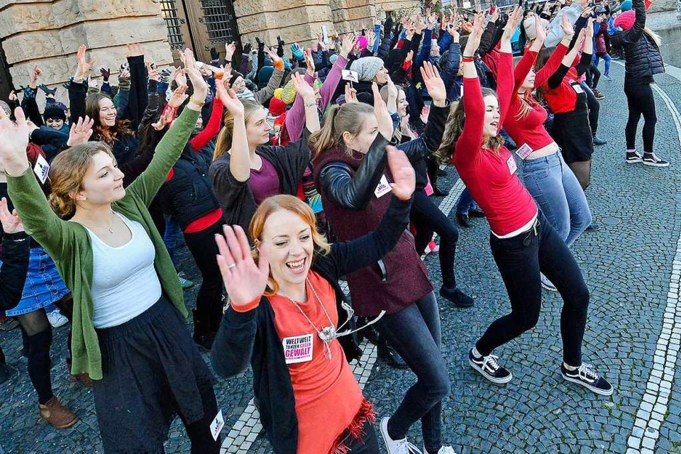 One Billion Rising im Jahr 2018 vor dem Theater Freiburg. (Foto: Michael Bamberger)