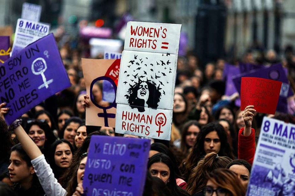 Demonstrierende Frauen am Frauentag 2018 in Spanien. In Freiburg gibt&amp;#8217;s im März eine Vielzahl von Aktionen und Veranstaltungen. (Foto: AFP)