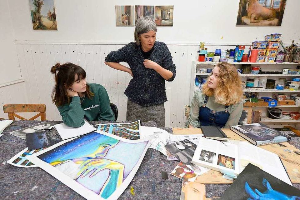 Die Malerin Hilde Bauer (Mitte) gibt Emilia Laschke (links)  und Emma Quinn wertvolle Tipps. (Foto: Ingo Schneider)